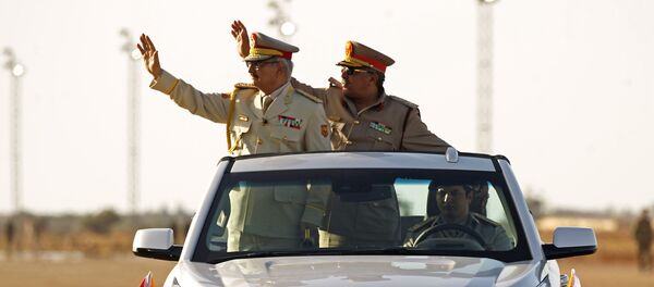 Jalifa Haftar, comandante del Ejército Nacional de Libia (izda.) - Sputnik Mundo