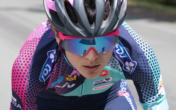 Ciclista del proyecto 'Donnons des elles au vélo' en su vuelta a Francia - Sputnik Mundo