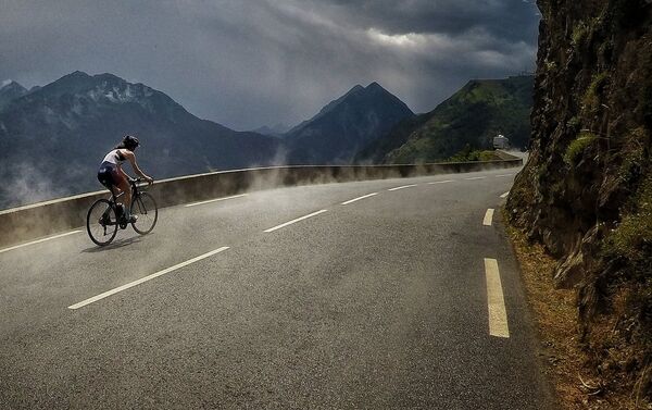 Ciclista del proyecto 'Donnons des elles au vélo' en su vuelta a Francia - Sputnik Mundo