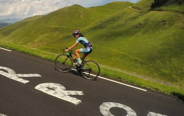 Ciclista del proyecto 'Donnons des elles au vélo' en su vuelta a Francia - Sputnik Mundo