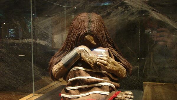 La réplica de la momia de una niña sacrificada durante la capac cocha - Sputnik Mundo