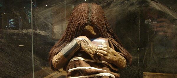 La réplica de la momia de una niña sacrificada durante la capac cocha - Sputnik Mundo