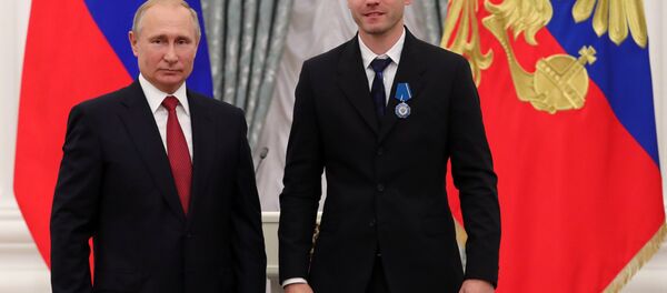 Vladímir Putin, presidente de Rusia, con el capitán y portero de la selección rusa Ígor Akinféev - Sputnik Mundo