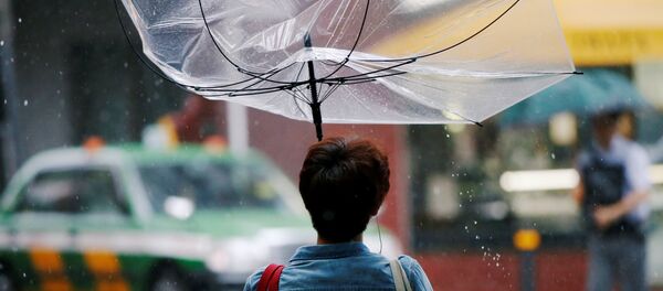Una mujer con paraguas en Japón - Sputnik Mundo