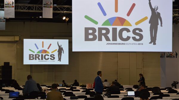 Logo de la cumbre de los BRICS en Sudáfrica - Sputnik Mundo