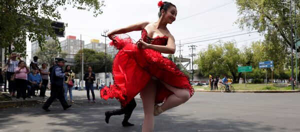 Los bailarines de la Compañía de Danza Ardentía, de Ciudad de México, deleitan a los transeúntes de las calles capitalinas con inesperadas cortas presentaciones de ballet en los semáforos - Sputnik Mundo
