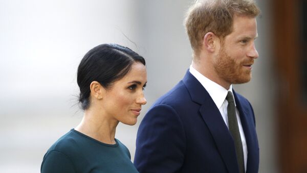 La exactriz estadounidense Meghan Markle y su marido, el príncipe Enrique - Sputnik Mundo