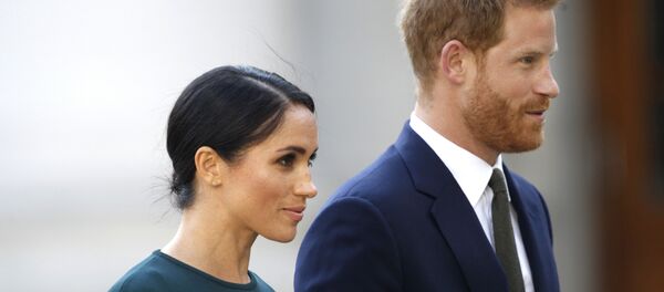 La exactriz estadounidense Meghan Markle y su marido, el príncipe Enrique - Sputnik Mundo