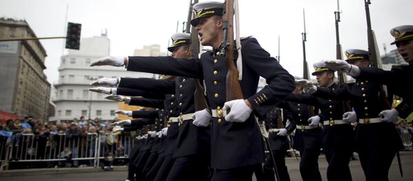 Soldados argentinos durante un desfile militar en Buenos Aires (archivo) - Sputnik Mundo