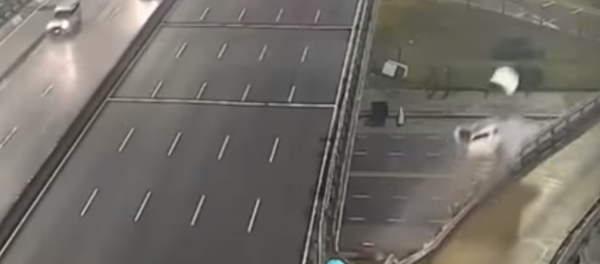En Argentina un auto 'vuela' desde una autopista a 170 km/h - Sputnik Mundo