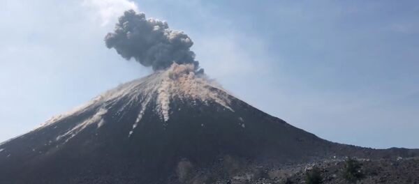 Un volcán en Indonesia Un volcán en Indonesia - Sputnik Mundo
