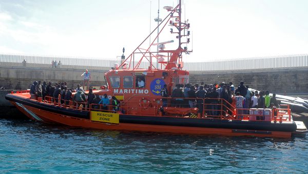 Unos inmigrantes, interceptados a bordo de botes de vela cerca de la costa en el Estrecho de Gibraltar, España Unos inmigrantes, interceptados a bordo de botes de vela cerca de la costa en el Estrecho de Gibraltar, España - Sputnik Mundo