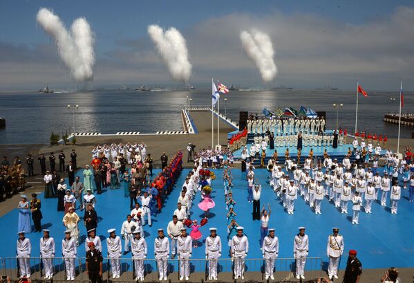 Así fue la majestuosa celebración del Día de la Armada en diferentes ciudades rusas - Sputnik Mundo