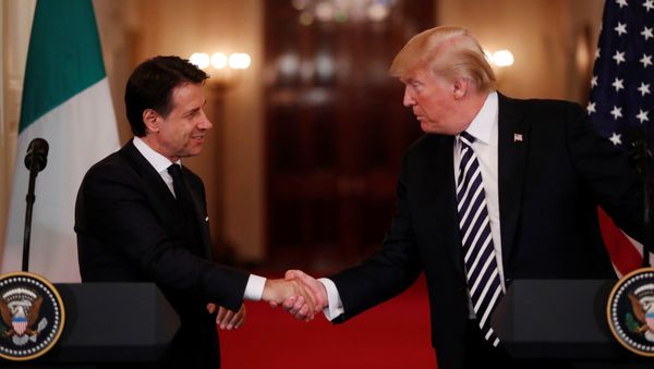 El primer ministro italiano, Giuseppe Conte y el presidente de EEUU, Donald Trump El primer ministro italiano, Giuseppe Conte y el presidente de EEUU, Donald Trump - Sputnik Mundo