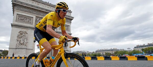 El ganador 2018 del Tour de France, Geraint Thomas, en su bicicleta Pinarello Dogma F10 X-Light. - Sputnik Mundo