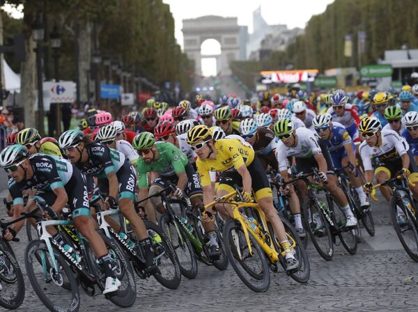 El ganador 2018 del Tour de France, Geraint Thomas, en su bicicleta amarilla Pinarello Dogma F10 X-Light. - Sputnik Mundo
