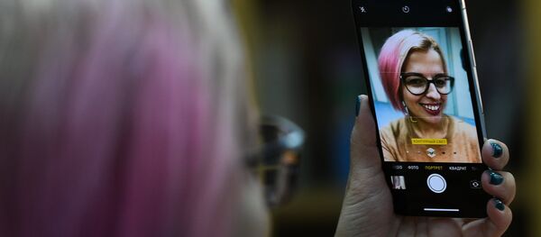 Una chica se hace una selfie - Sputnik Mundo
