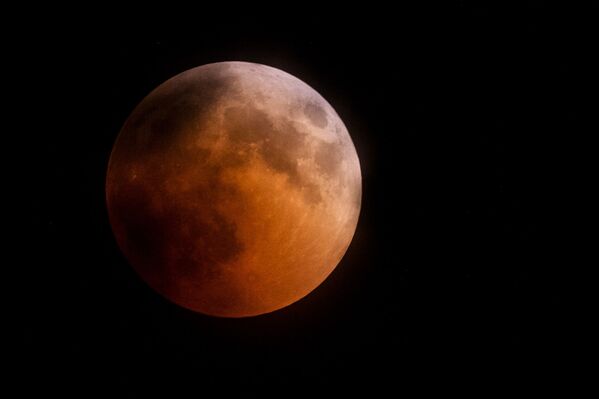 El Mundial, el eclipse lunar y el desfile naval: las mejores fotos del caluroso julio - Sputnik Mundo