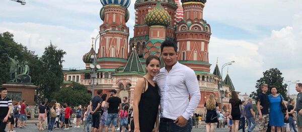 Miguel Minoru Fukuhara con Kristina Shestakova - Sputnik Mundo