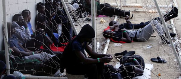 Los migrantes en un pabellón deportivo en España (archivo) - Sputnik Mundo