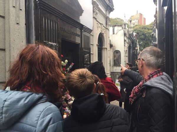 Visitantes del Cementerio de Recoleta, donde yace el cuerpo de María Eva Duarte de Perón. Buenos Aires, Argentina - Sputnik Mundo
