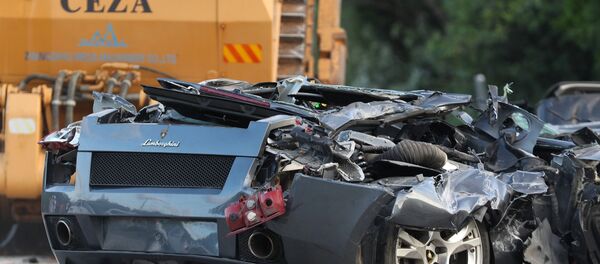 Aplastan vehículos de lujo por orden del presidente de Filipinas - Sputnik Mundo