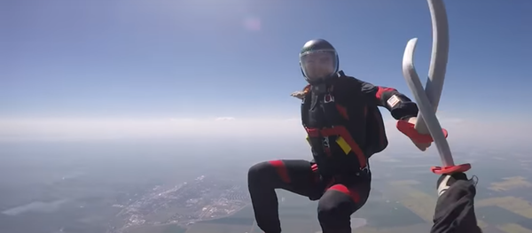 Una épica pelea de espadas... ¡en el cielo! - Sputnik Mundo