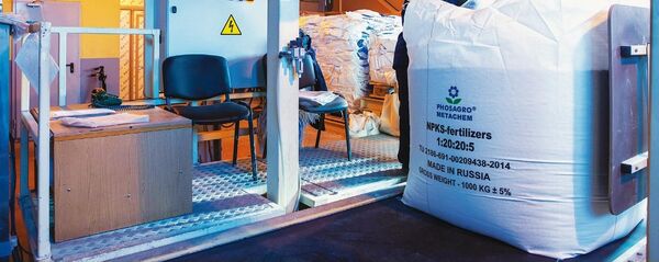 Producción de fertilizantes en una fábrica de PhosAgro - Sputnik Mundo