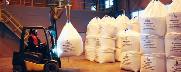 Proceso final de la producción de fertilizantes en una fábrica de PhosAgro - Sputnik Mundo