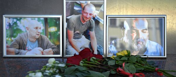 Flores en memoria de tres periodistas asesinados en la República Centroafricana - Sputnik Mundo