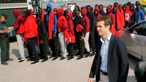 Pablo Casado, el presidente del PP, durante su visita al puerto a donde arriban los migrantes - Sputnik Mundo