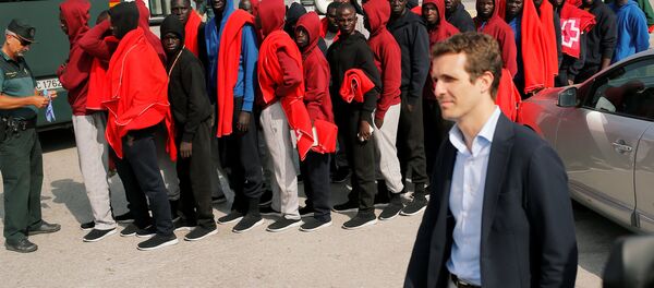 Pablo Casado, el presidente del PP, durante su visita al puerto a donde arriban los migrantes - Sputnik Mundo