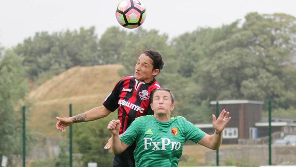 Dos futbolistas saltan para alcanzar la pelota - Sputnik Mundo