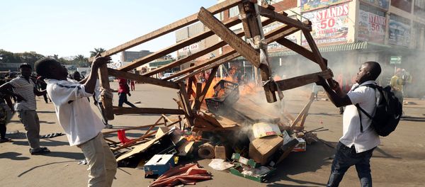 Los manifestantes en Zimbabue - Sputnik Mundo