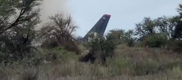 Smoke billows above an Aeromexico-operated Embraer passenger jet that crashed in Mexico's northern state of Durango - Sputnik Mundo