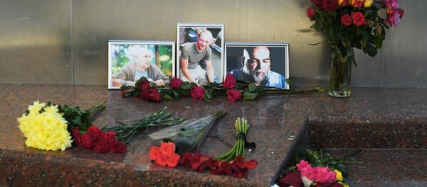 Las fotografías de los periodistas, (R-L) Orhan Dzhemal, Kirill Radchenko y Alexander Rastorguyev, que fueron asesinados en la República Centroafricana - Sputnik Mundo
