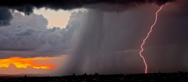 Lluvia y un relámpago - Sputnik Mundo