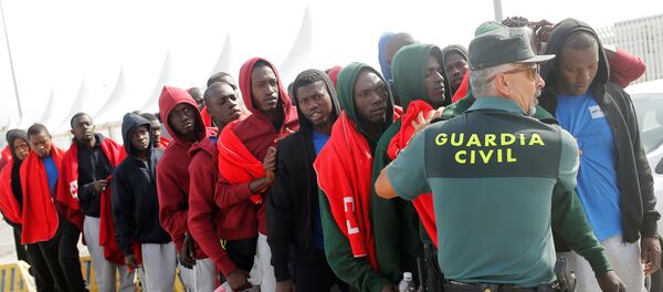 Los migrantes se alinean para ser identificados, España - Sputnik Mundo