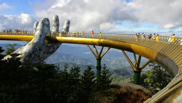Así es el increíble 'Puente de oro' inaugurado en Vietnam