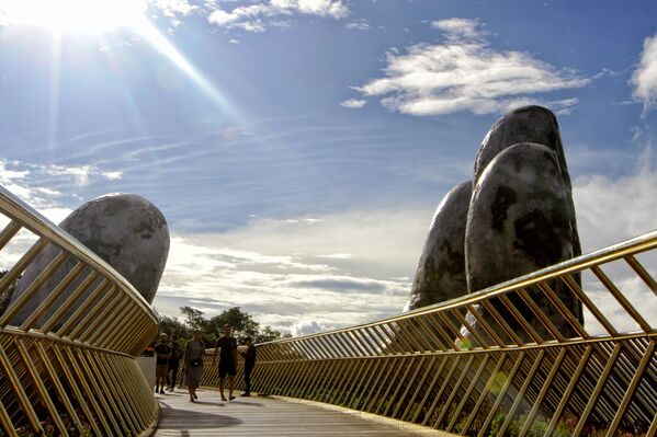 Así es el increíble 'Puente de oro' inaugurado en Vietnam - Sputnik Mundo