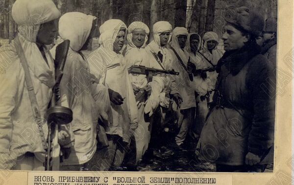 Se explica la situación a los soldados recien llegados a la zona de combate en retaguardia. - Sputnik Mundo