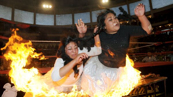 Una pelea entre cholitas luchadoras - Sputnik Mundo