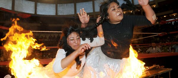 Una pelea entre cholitas luchadoras - Sputnik Mundo