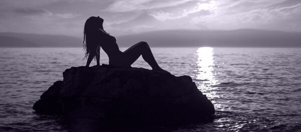 Una mujer en la playa - Sputnik Mundo