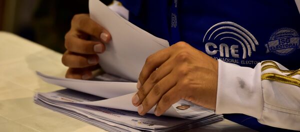 Trabajador de CNE de Ecuador - Sputnik Mundo