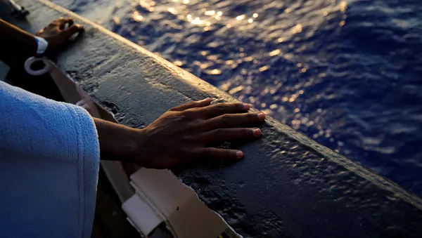 Los migrantes en un barco en Mediterráneo - Sputnik Mundo