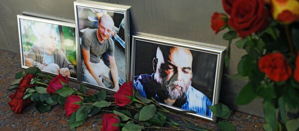 Las fotografías de los periodistas, (R-L) Orhan Dzhemal, Kirill Radchenko y Alexander Rastorguyev, que fueron asesinados en la República Centroafricana - Sputnik Mundo