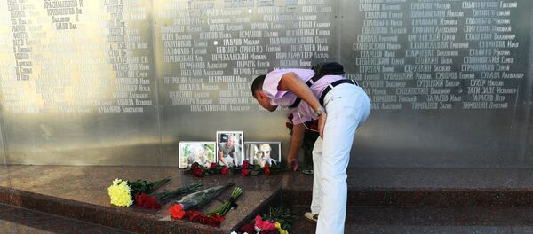 Flores en memoria de tres periodistas rusos asesinados en la República Centroafricana - Sputnik Mundo