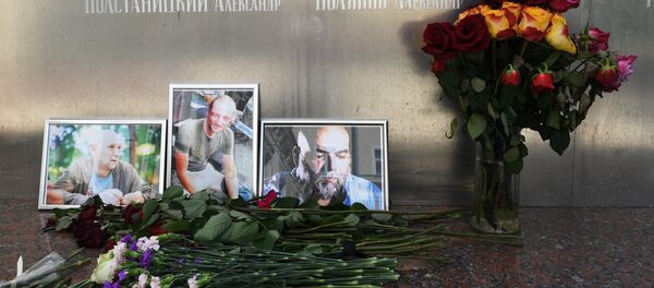 Flores en memoria de tres periodistas rusos asesinados en la República Centroafricana (archivo) - Sputnik Mundo