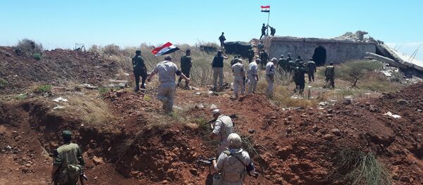 Soldados sirios alzan su bandera junto con la Policía militar rusa - Sputnik Mundo